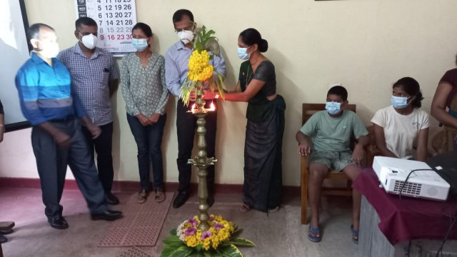 "සිනහ දකින අපේ ලොවක්" 